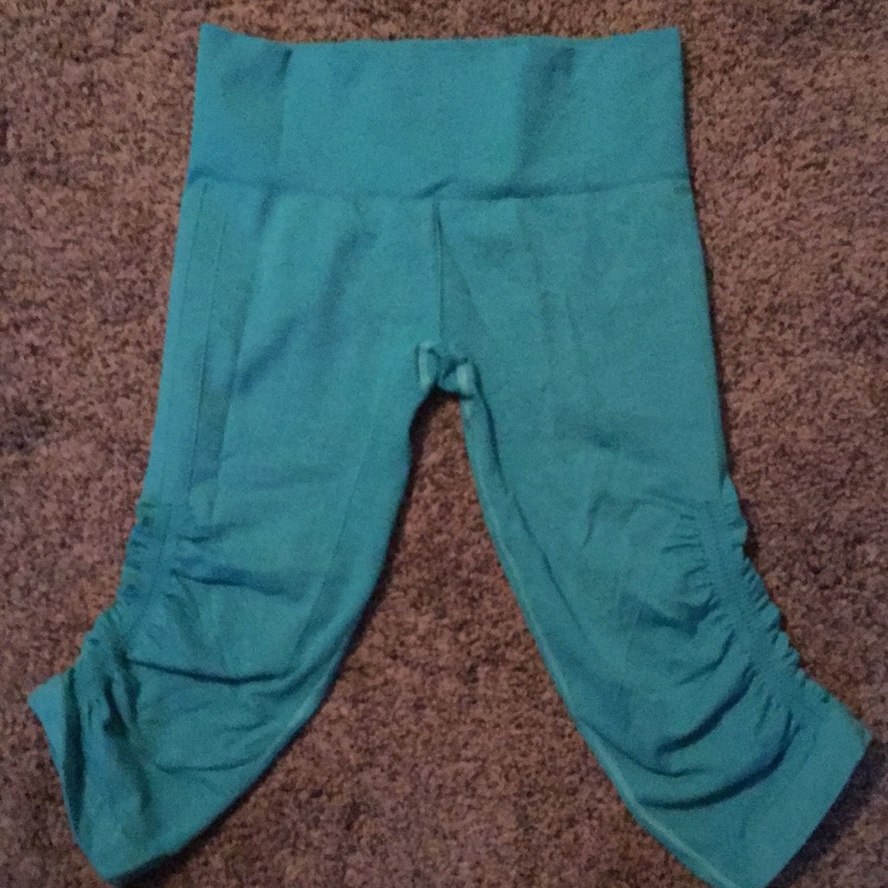Teal LuluLemon compression yoga capris.